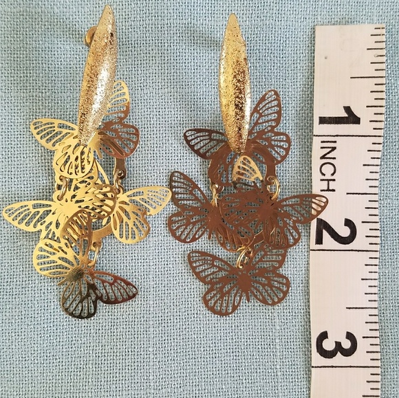 🚫SOLD ‼️3 for $12‼️HP🎉 NWOT Gold Tone Butterfly Dangle Earring - Picture 2 of 4